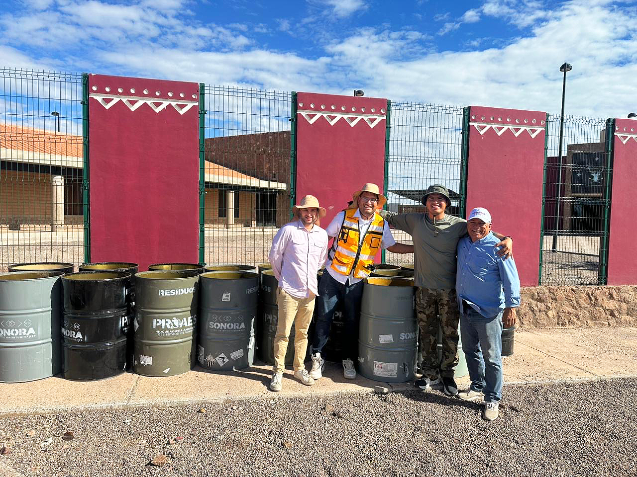 Entrega de contenedores a la comunidad Comcaac