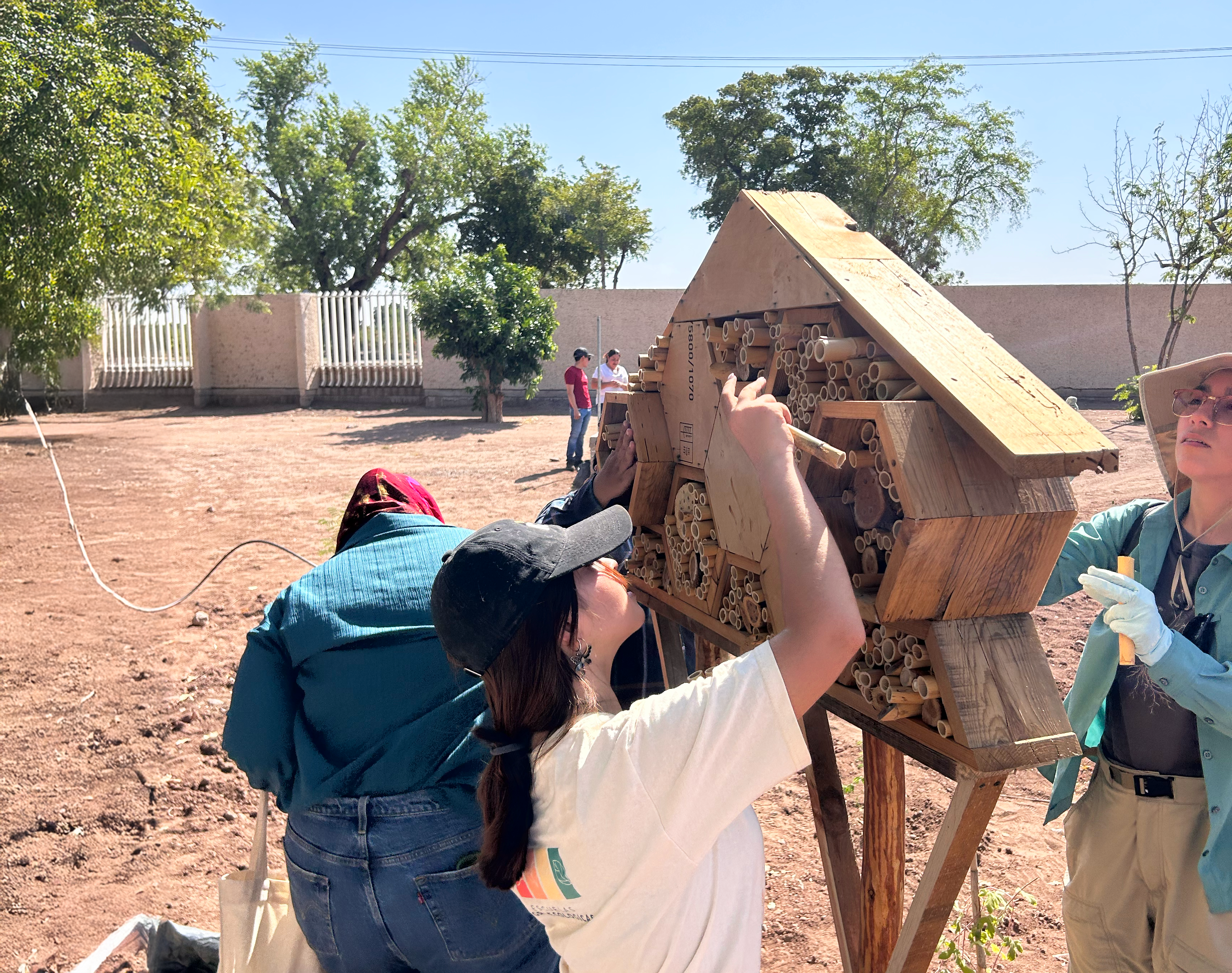 Atendimos la invitación de la Fundación Ambiental del Valle del Yaqui, A.C. para participar en el Taller de Jardines Polinizadores.