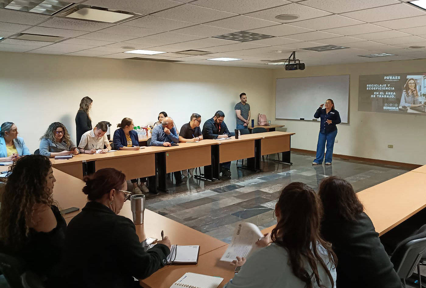 Atendiendo la invitación de la Oficialía Mayor, impartimos en el CECAP el tema: “Reciclaje y Ecoeficiencia en el Área de Trabajo”.