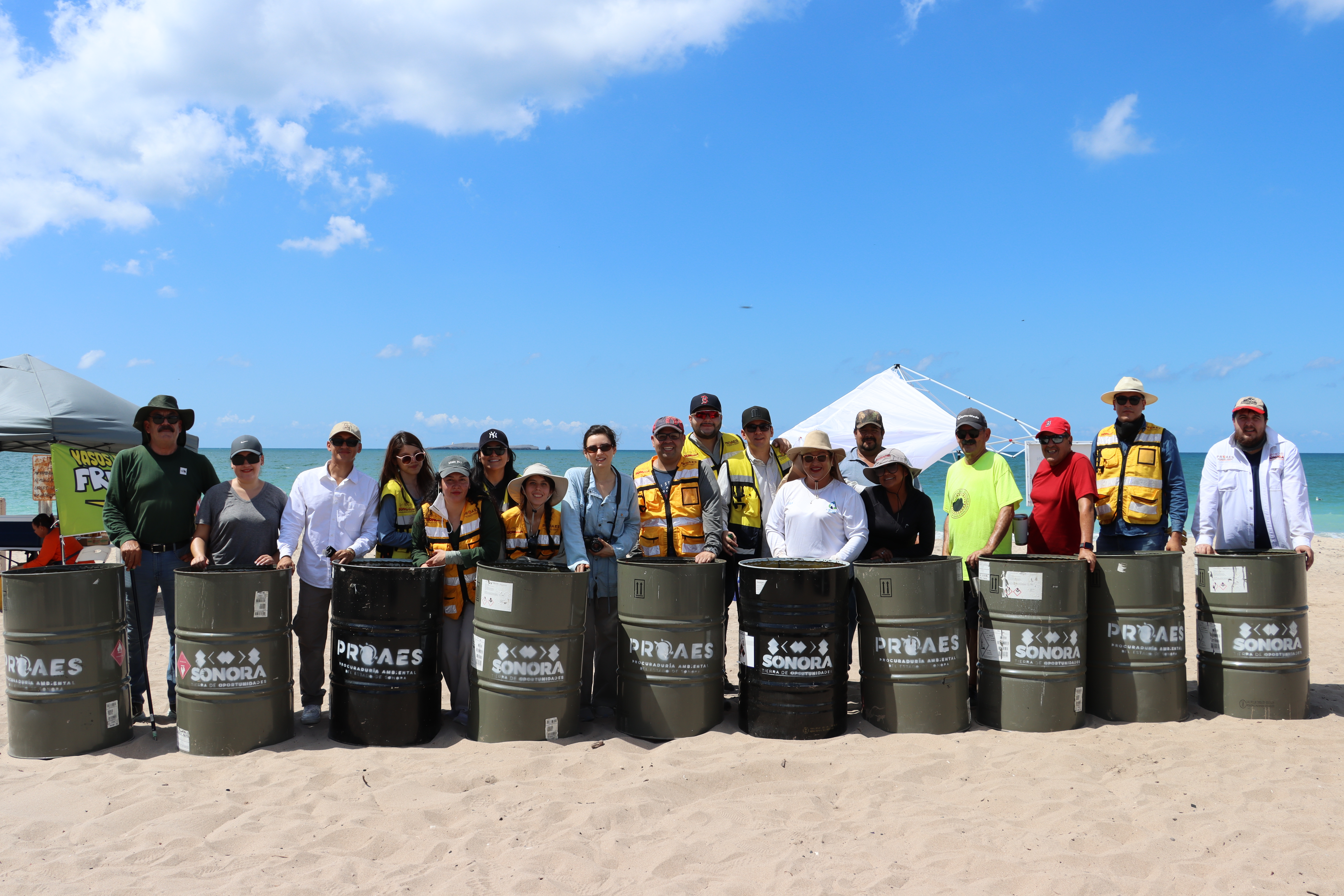 Limpieza playa Bahía Delfín