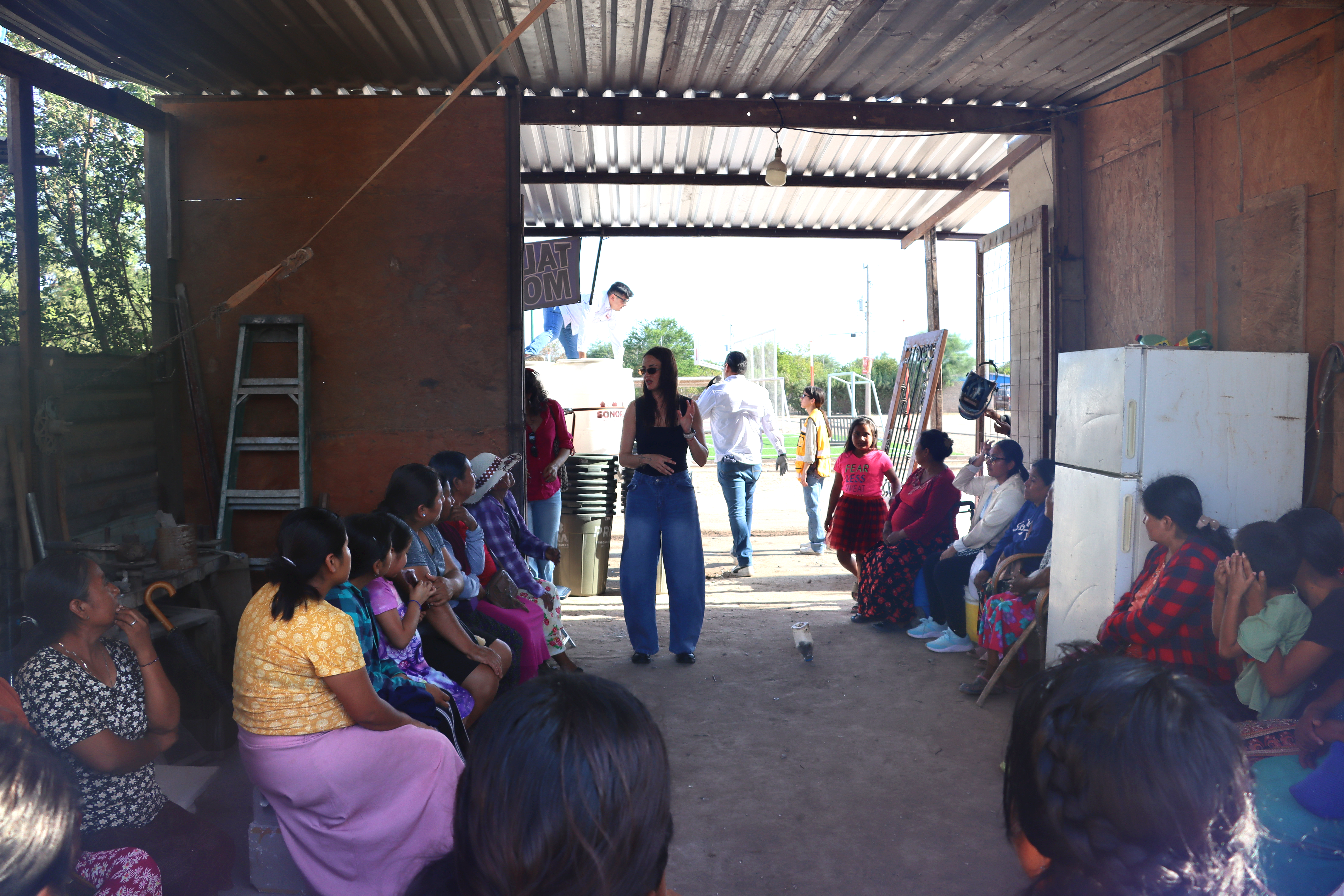 Entrega de tambos contenedores a la comunidad Triqui